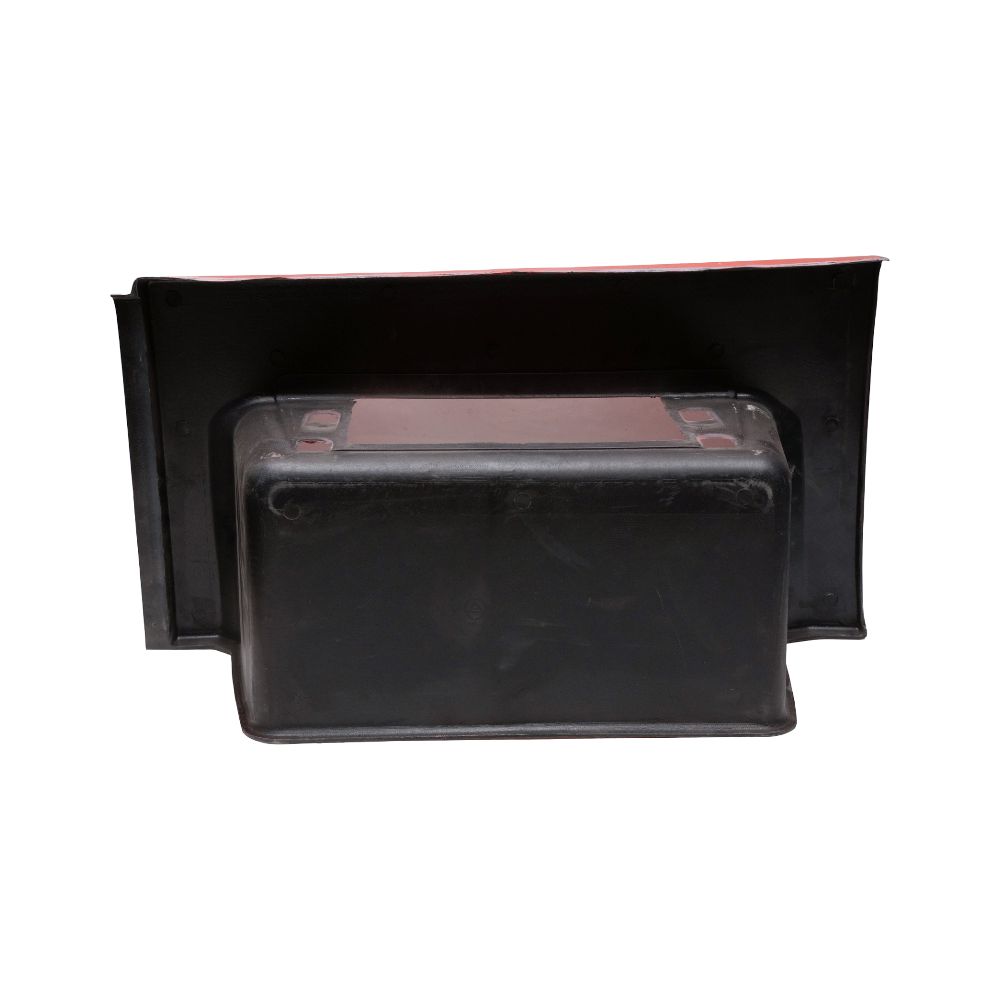 Подножка правая нижняя пластик красный WG1642240112 HOWO 2010